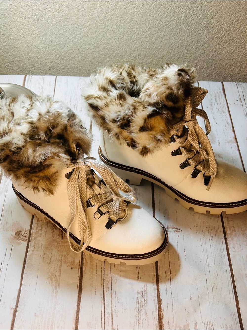 White Mountain Cheetah Lined Faux Fur White Lug Lace Up Boots Women’s Size 9 - Picture 7 of 7